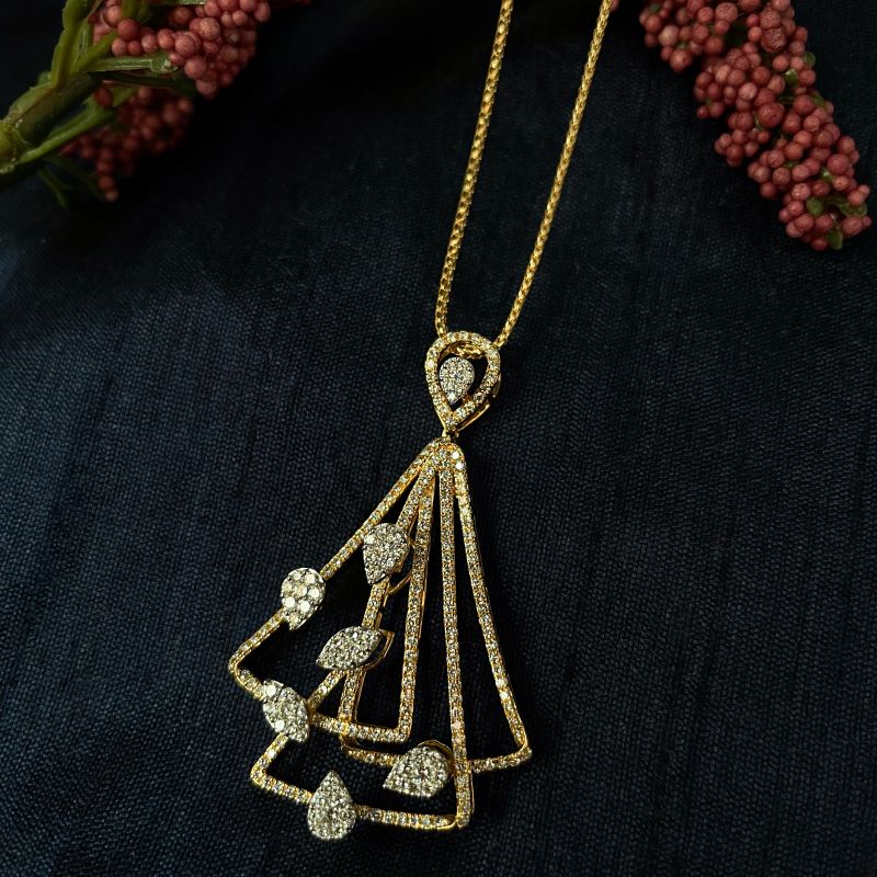 Elegant 18K Gold Diamond Pendant Set